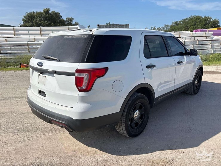 2016-ford-explorer-image-3
