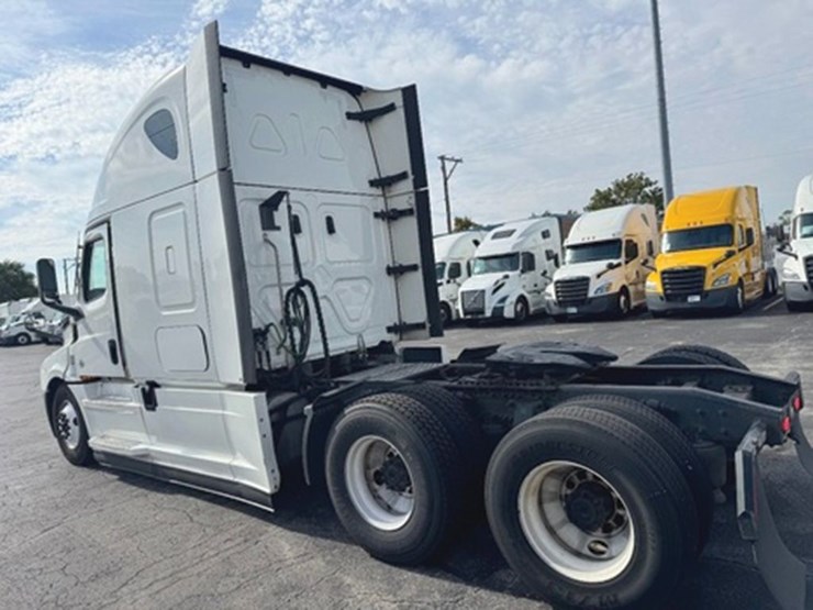 2022-freightliner-cascadia-126-image-2