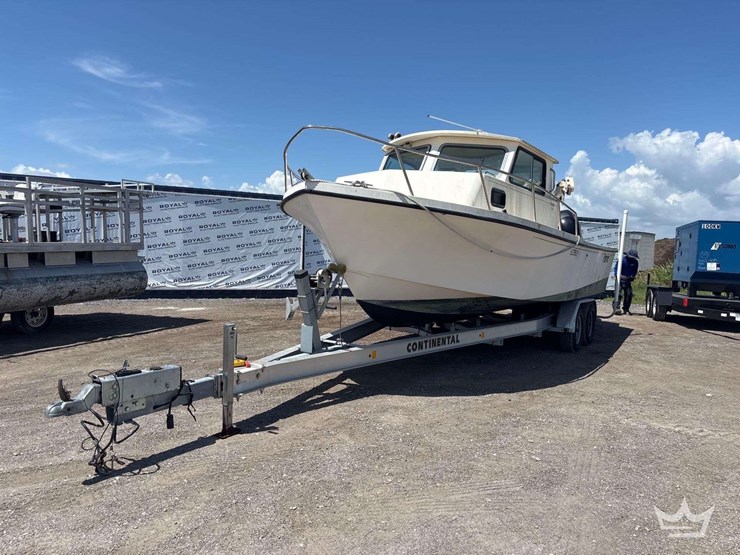 2001-26ft-parker-2520-boat-w/liftmoore-206-2,000lbs-crane-w/-27ft-continental-t/a-boat-trailer-image-1