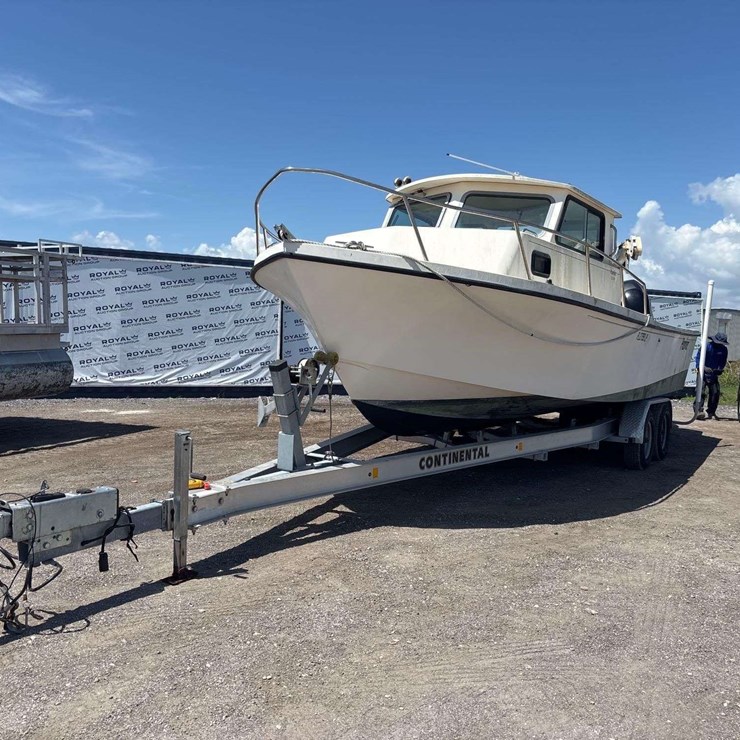 2001 26FT Parker 2520 Boat w/Liftmoore 206 2,000lbs Crane w/ 27ft Continental T/A Boat Trailer