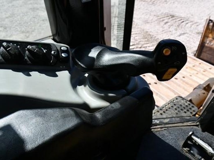 2019-caterpillar-d6n-lgp-image-17