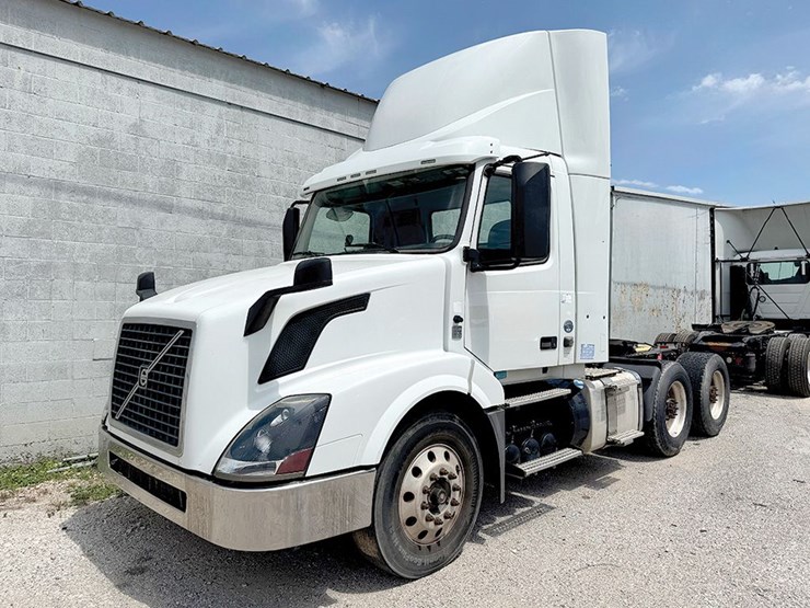 2017-volvo-vnl300-image-1