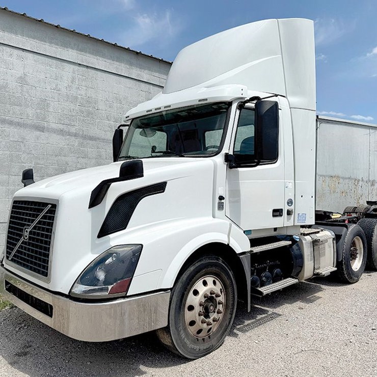 2017 VOLVO VNL300
