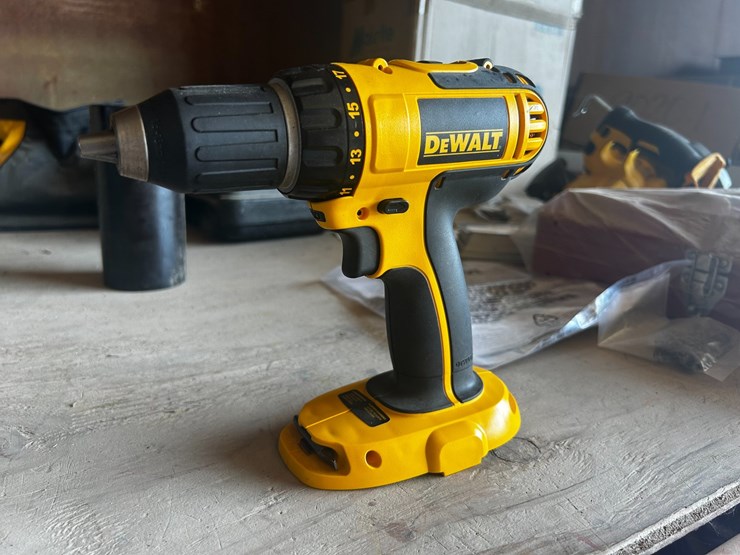#39129-•-dewalt-cordless-drill-kit-with-case-image-1