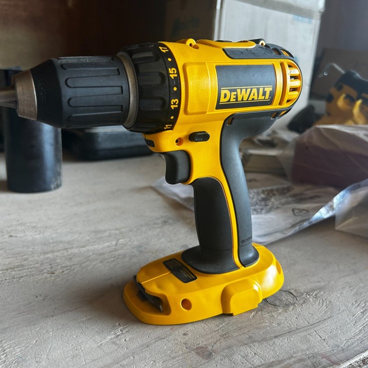 #39129 • DEWALT CORDLESS DRILL KIT WITH CASE
