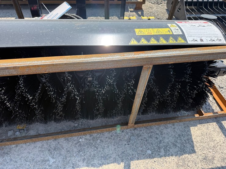 #2071-•-unused-mower-king-ssab72-skid-steer-angle-broom-ssab7226052302h-inv#51833-image-7