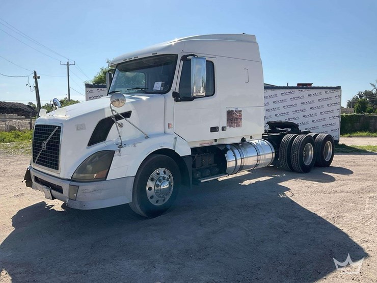 2012-volvo-vnl-t/a-sleeper-cab-truck-tractor-image-1