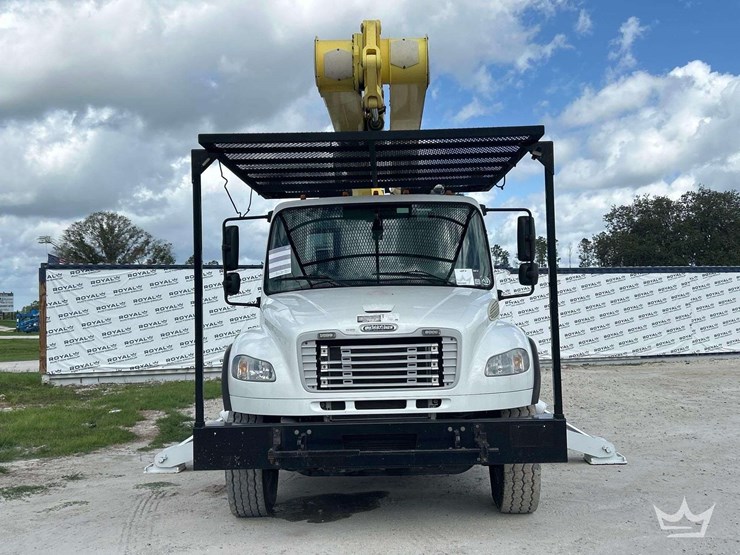 2013-freightliner-m2-106-image-45