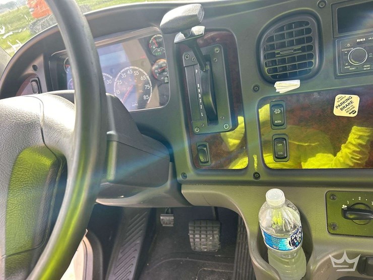 2016-freightliner-m2-106-image-23