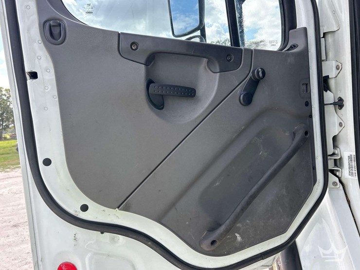 2013-freightliner-m2-106-image-13