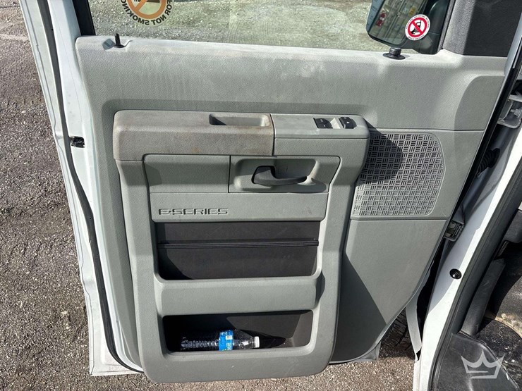 2014-ford-cargo-image-12