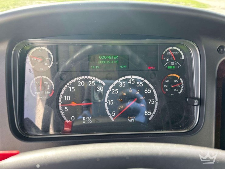 2016-freightliner-m2-106-image-25
