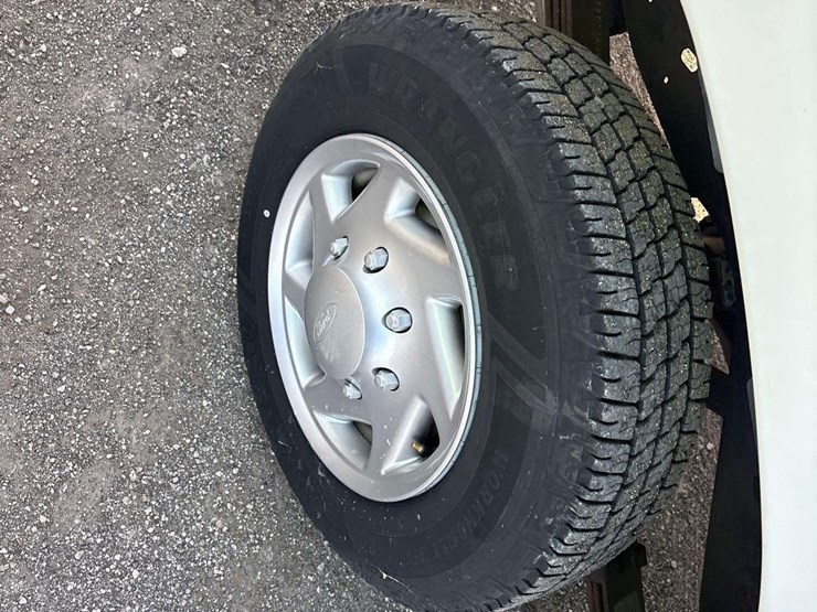 2014-ford-cargo-image-21