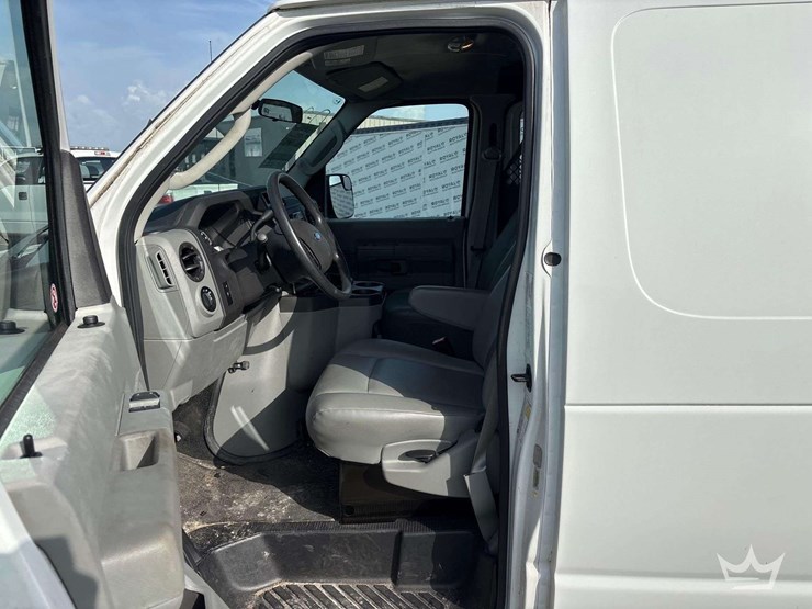 2014-ford-cargo-image-11