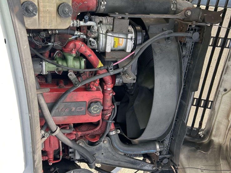 2016-freightliner-m2-106-image-7