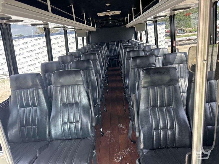 2017-freightliner-m2-106-image-21