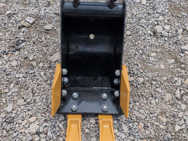 i-ranch-mini-excavator-20cm-tooth-bucket-image-1