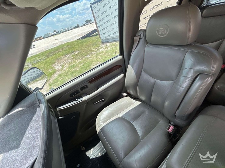2004-cadillac-escalade-image-22