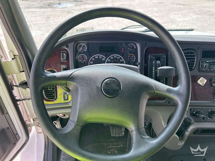 2017-freightliner-m2-106-image-17