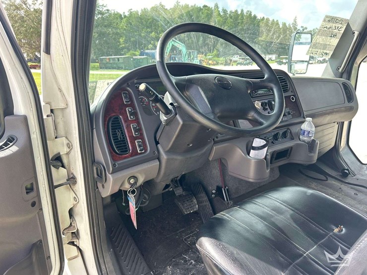 2017-freightliner-m2-106-image-14