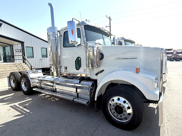 2017-western-star-4900fa-image-1