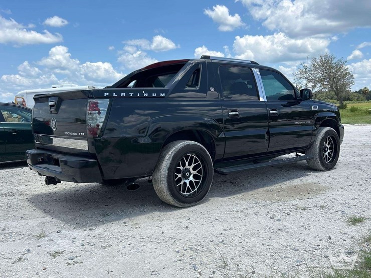 2004-cadillac-escalade-image-3