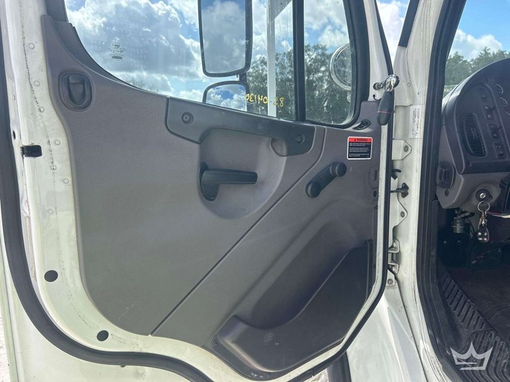 2014-freightliner-m2-106-image-23