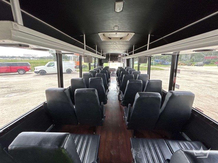 2017-freightliner-m2-106-image-25