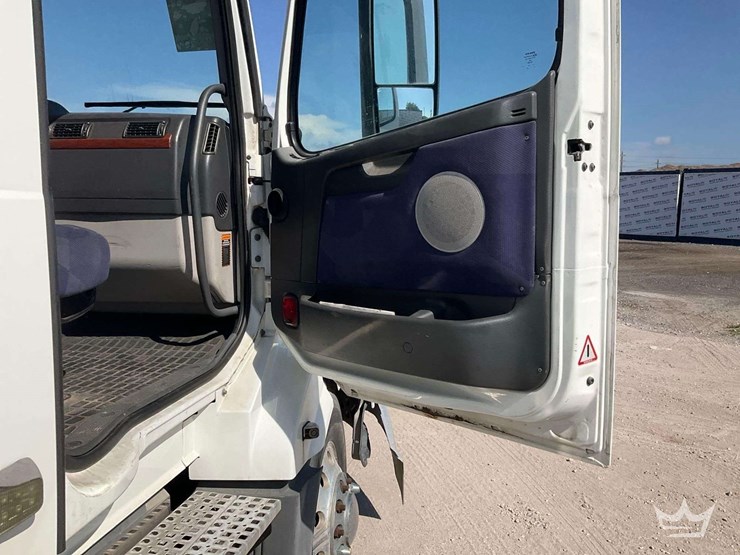 2012-volvo-vnl-t/a-sleeper-cab-truck-tractor-image-22