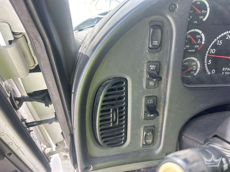 2014-freightliner-m2-106-image-20
