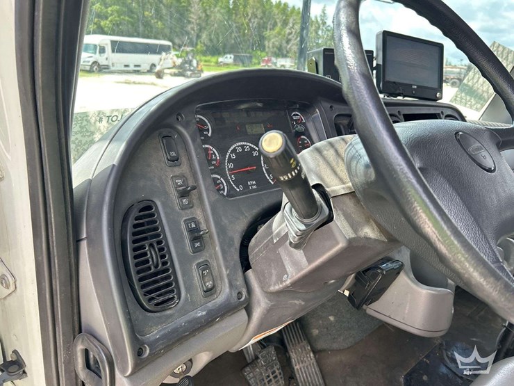 2013-freightliner-m2-106-image-16
