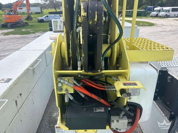 2014-freightliner-m2-106-image-50