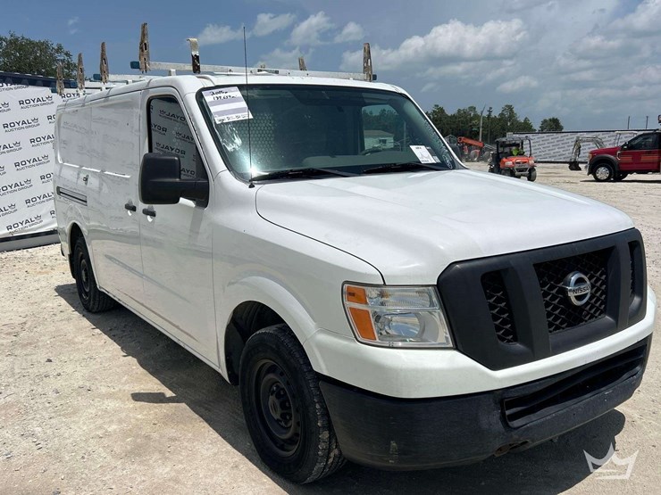 2015-nissan-nv1500-image-2