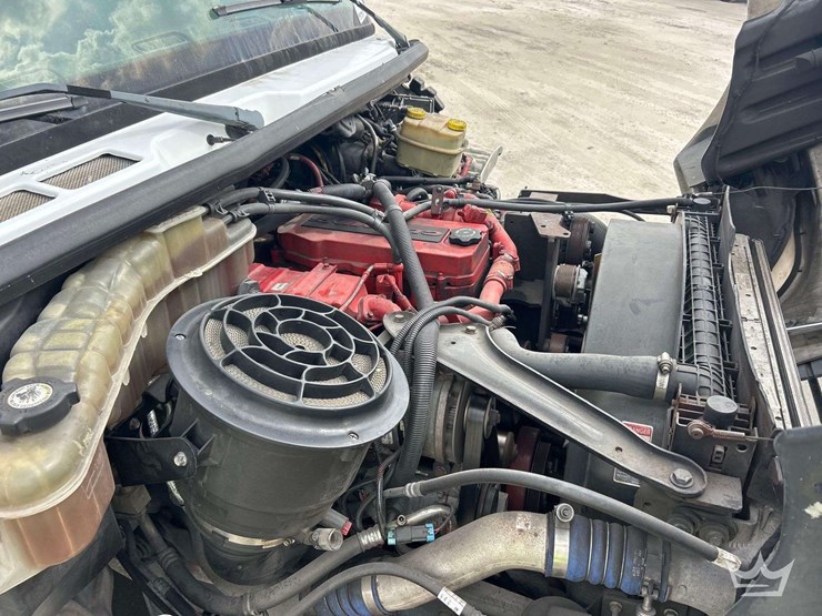 2017-freightliner-m2-106-image-9