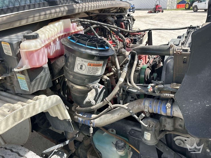 2013-freightliner-m2-106-image-11