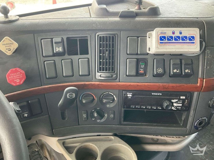 2012-volvo-vnl-t/a-sleeper-cab-truck-tractor-image-32