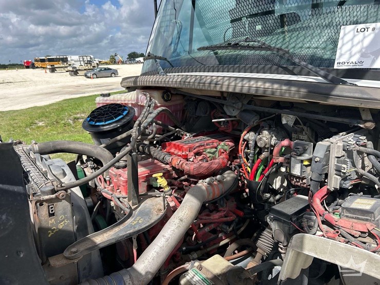 2013-freightliner-m2-106-image-10