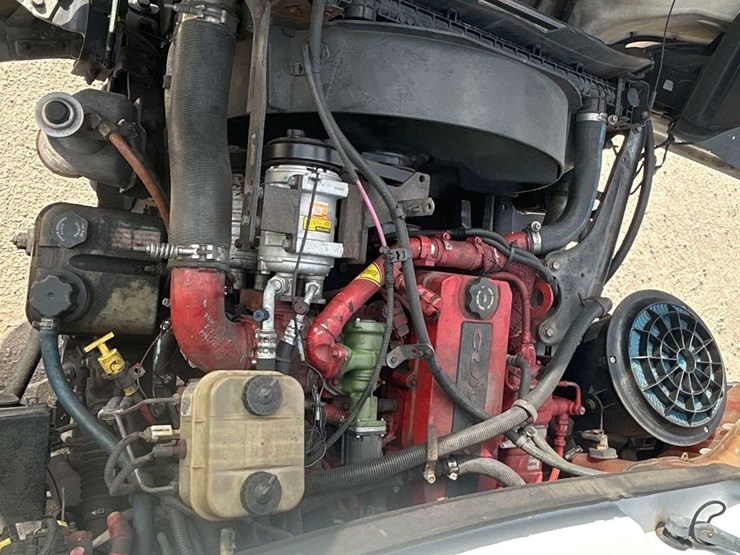 2016-freightliner-m2-106-image-8