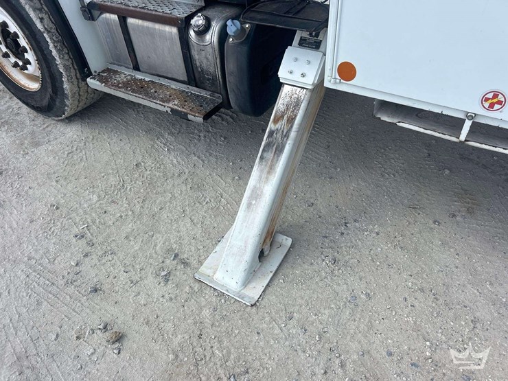 2014-freightliner-m2-106-image-57