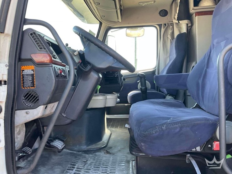 2012-volvo-vnl-t/a-sleeper-cab-truck-tractor-image-15