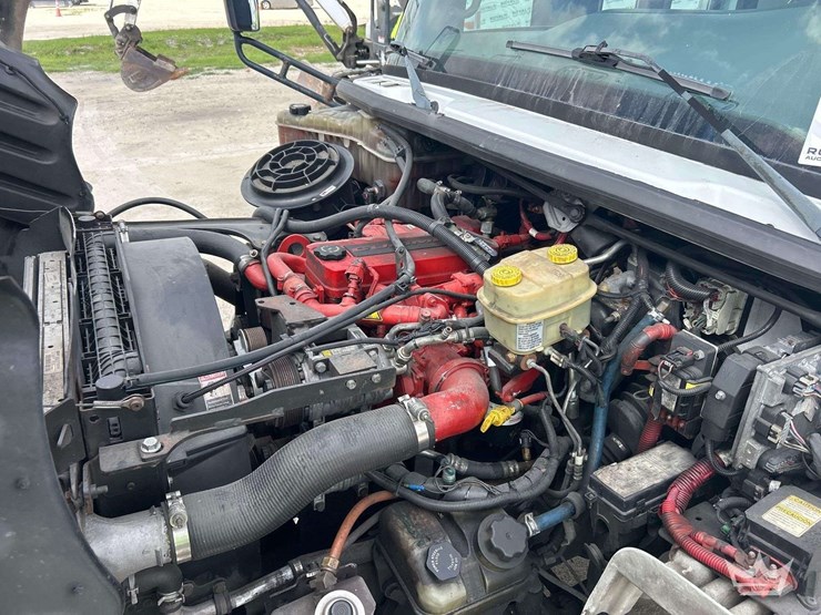 2017-freightliner-m2-106-image-8