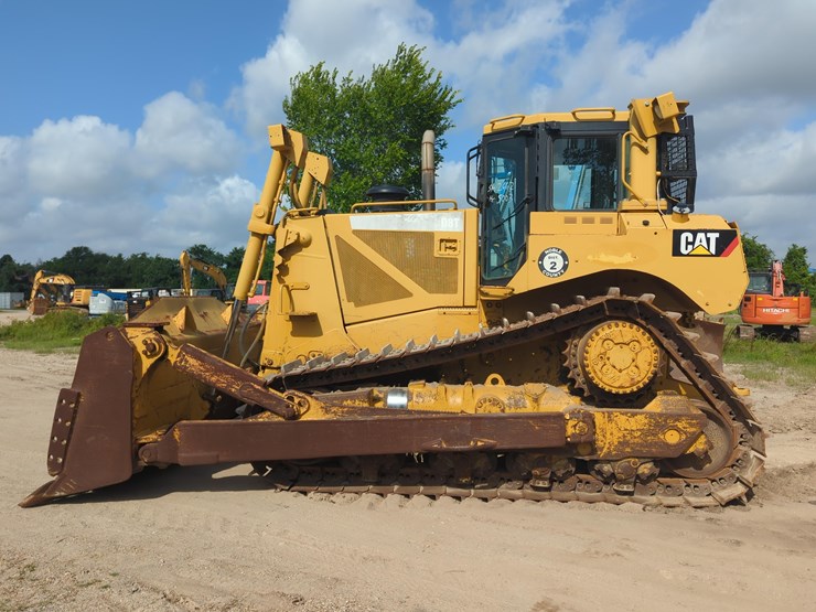 2009-caterpillar-d8t-image-1