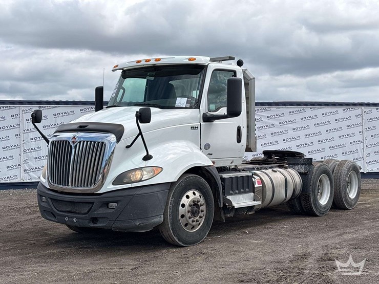 2019-international-rh613-t/a-wet-kit-day-cab-truck-tractor-image-1