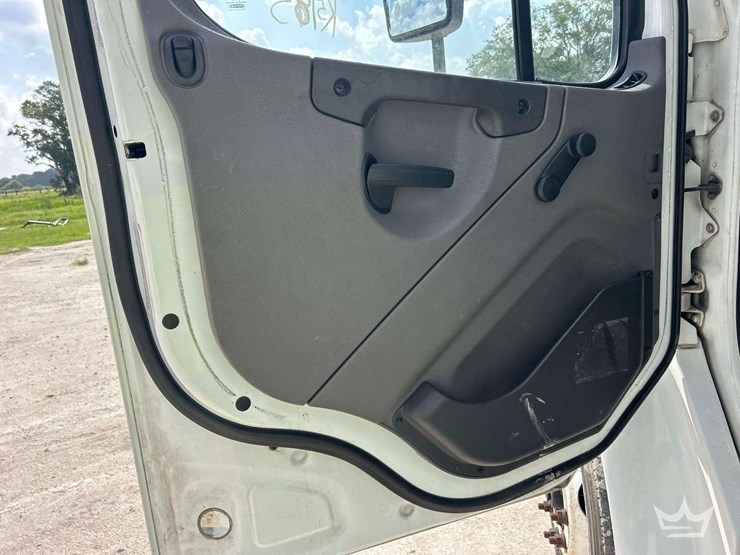 2017-freightliner-m2-106-image-13