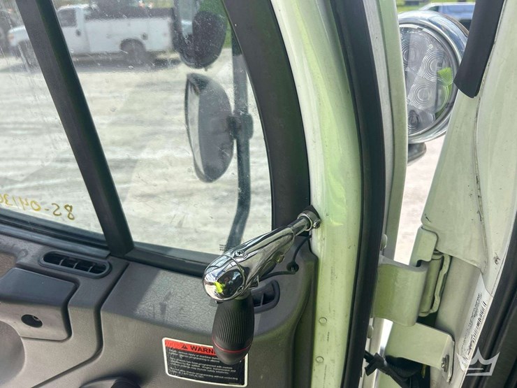 2014-freightliner-m2-106-image-22