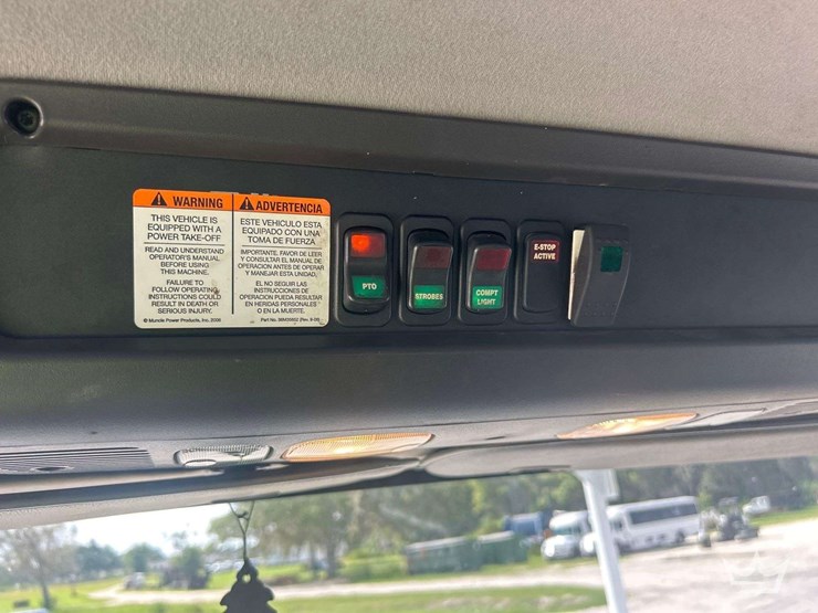 2014-freightliner-m2-106-image-19