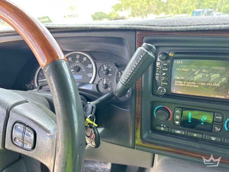 2004-cadillac-escalade-image-16