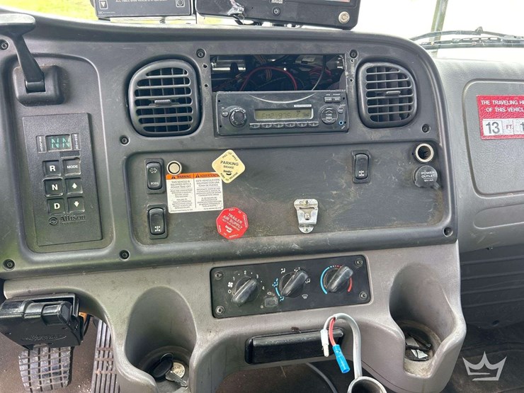 2013-freightliner-m2-106-image-21