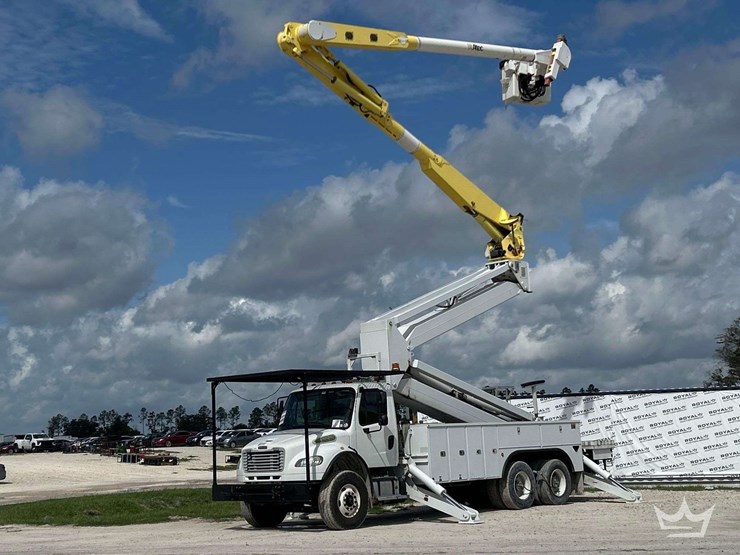 2013-freightliner-m2-106-image-1