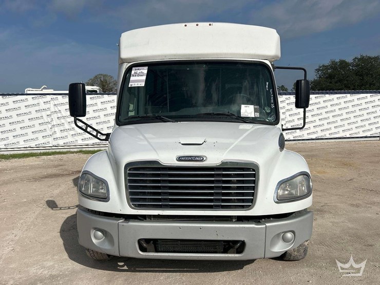 2016-freightliner-m2-106-image-35